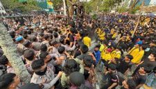 Pagar DPRD Kalsel Jebol, Demo Mahasiswa Tuntut Karhutla jadi Bencana Nasional Berakhir Ricuh