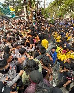 Pagar DPRD Kalsel Jebol, Demo Mahasiswa Tuntut Karhutla jadi Bencana Nasional Berakhir Ricuh