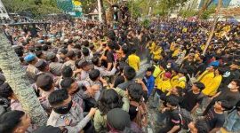 Pagar DPRD Kalsel Jebol, Demo Mahasiswa Tuntut Karhutla jadi Bencana Nasional Berakhir Ricuh