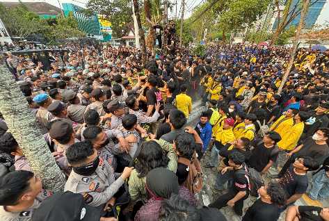 Pagar DPRD Kalsel Jebol, Demo Mahasiswa Tuntut Karhutla jadi Bencana Nasional Berakhir Ricuh
