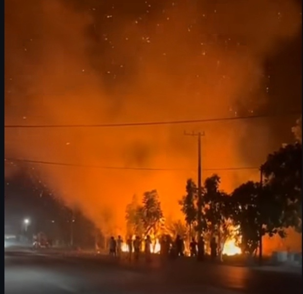 Langit Banjarbaru Memerah, Karhutla Lahap Lahan di Jalan Golf Menuju Bandara